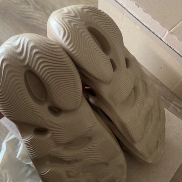 Yeezy foam beige main image 8